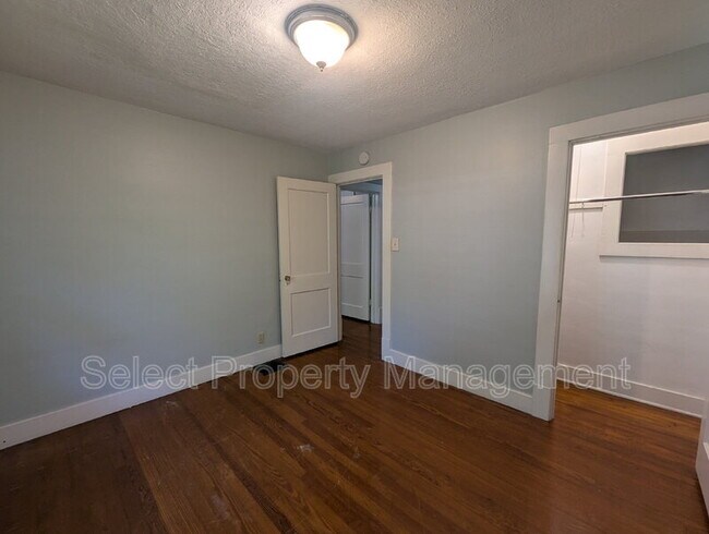 Building Photo - 2526 Hoagland Ave