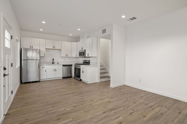 Building Photo - Spacious Remodeled 3BD/2BA with Private Balcony, In-Unit W/D + Parking
