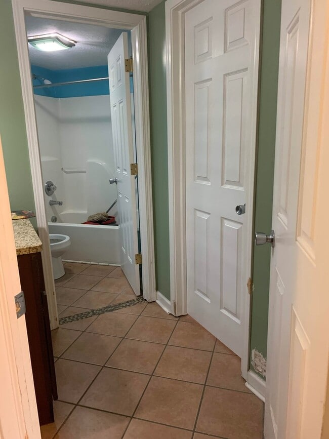 Building Photo - 3 Bedroom 3 Bath House with 2 Car Garage