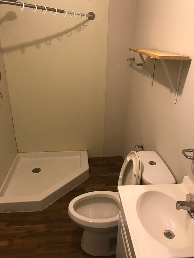 Building Photo - 4 Bed, 2 Bath Near UOM