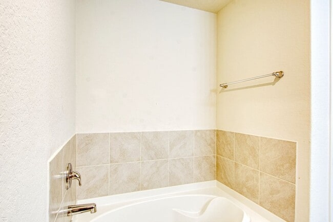 Building Photo - Kendall Brook Unit 1B