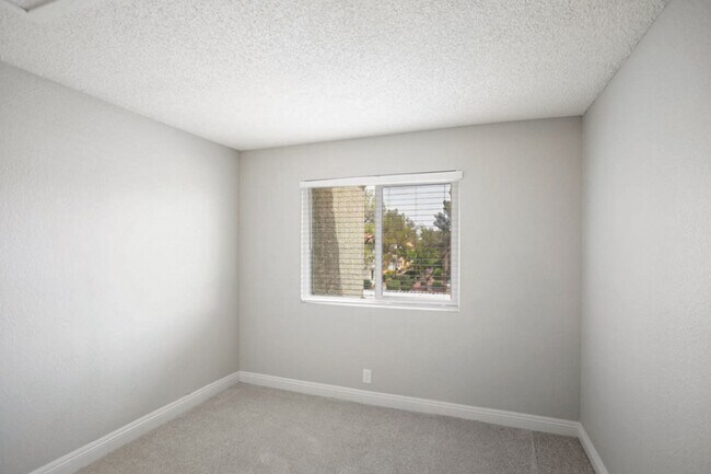 Building Photo - 3 Bedroom Remodeled Desert Shore Condo In Gated Community