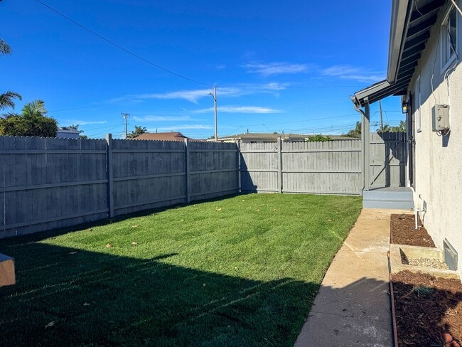 Building Photo - 502-504 E Hemlock- LT