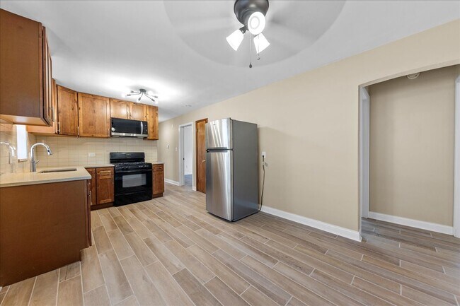 Building Photo - 2131 W 53rd Pl