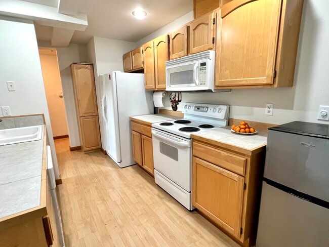 Kitchen - 504 Holly Dr