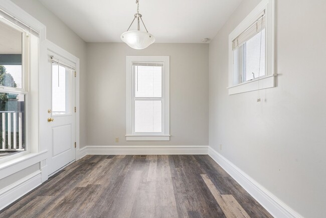 Building Photo - GATED OFF STREET PARKING - Top Floor Unit ...