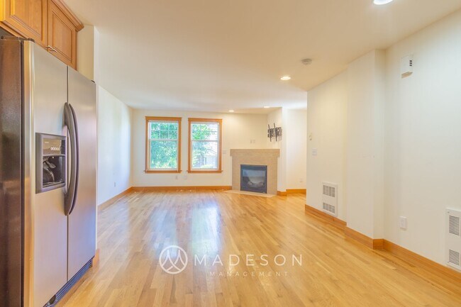 Building Photo - Modern Ballard Townhome | 2 Primary Suites + Office | Garage | Walk to Market ST!