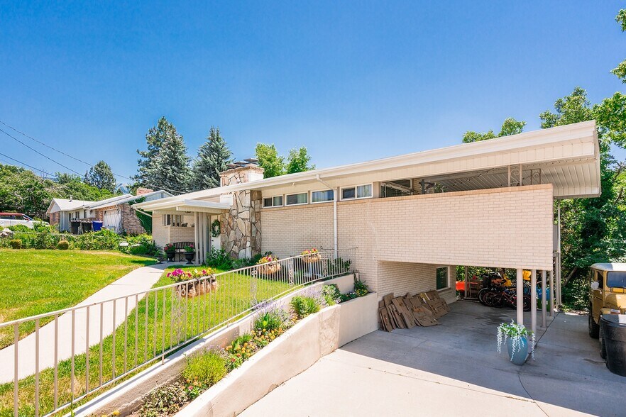 Building Photo - 450 E Mill St S