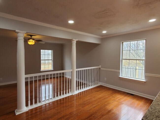 Building Photo - 211 Sterling Ct