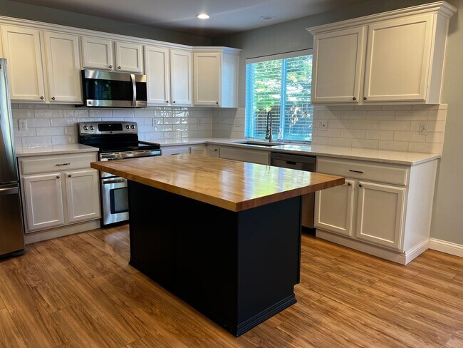 Building Photo - Dupont 4 bedroom plus loft home