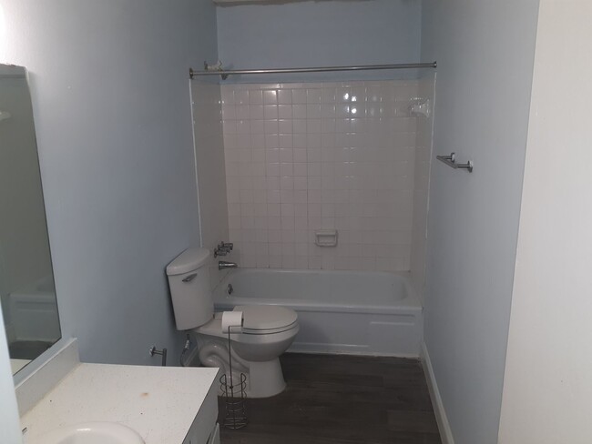 Building Photo - Cute Two Bedroom Two Full Bath Second Floo...