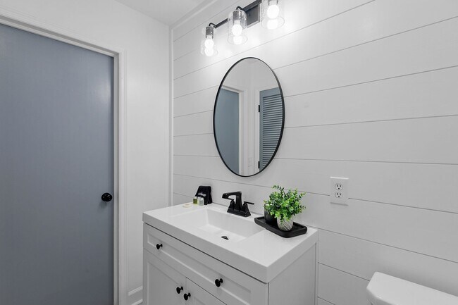 Building Photo - 3 bedroom 2 bath house 1-car garage walk to TMH!! Available in MAY!