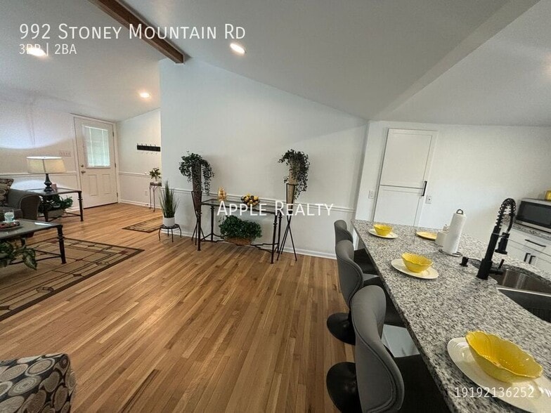 Building Photo - 992 Stoney Mountain Rd