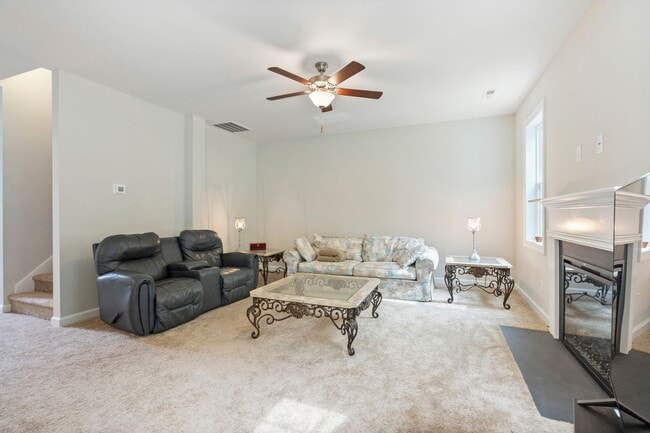 Building Photo - READY NOW! Spacious 5 bedroom w Bonus & 3.5 Bath Two Story Home on Cul-de-sac