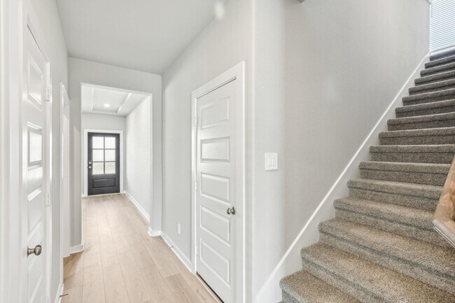 Building Photo - 6607 Castella Dr