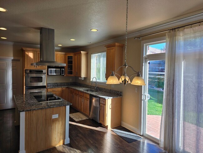 Building Photo - Beautiful and Expansive 4 Bed 3 Bath SFR by Buckley AFB