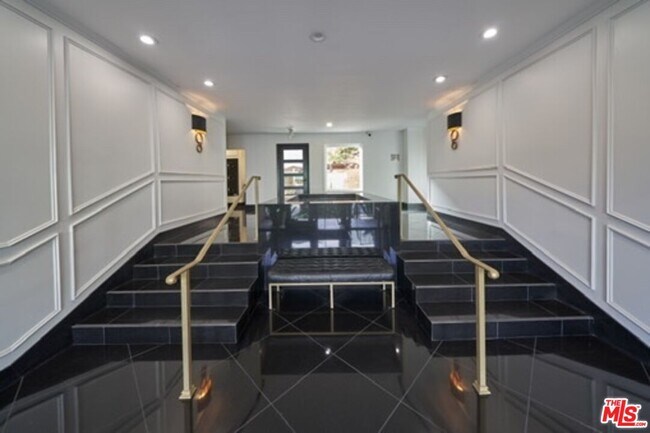 Building Photo - 1121 N Olive Dr