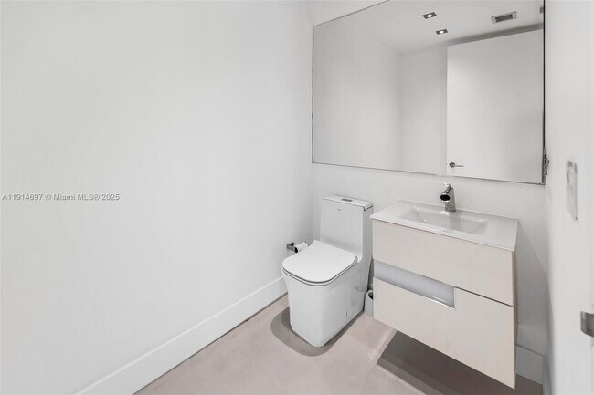 Building Photo - 100 South Pointe Dr