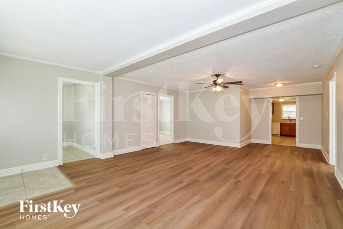 Building Photo - 561 Monroe Ave