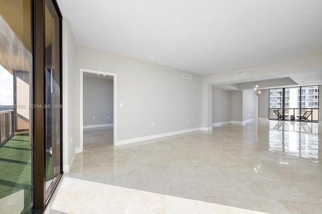 Building Photo - 16275 Collins Ave