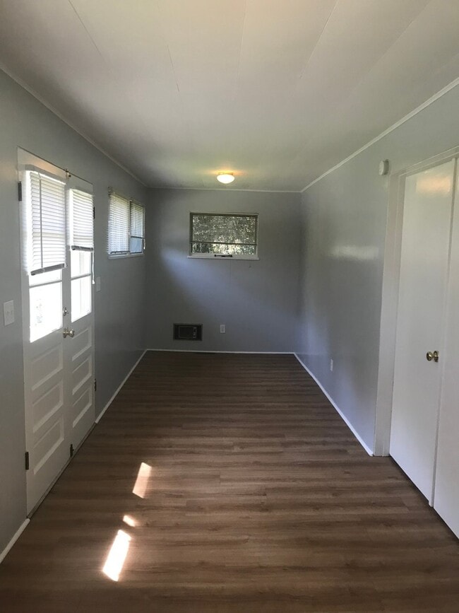 Building Photo - 3 Bedroom home in Hendersonville!