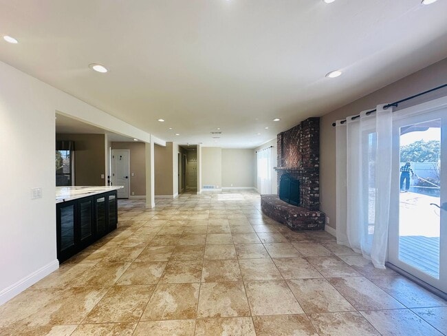 Building Photo - Beautiful 2-story pool home