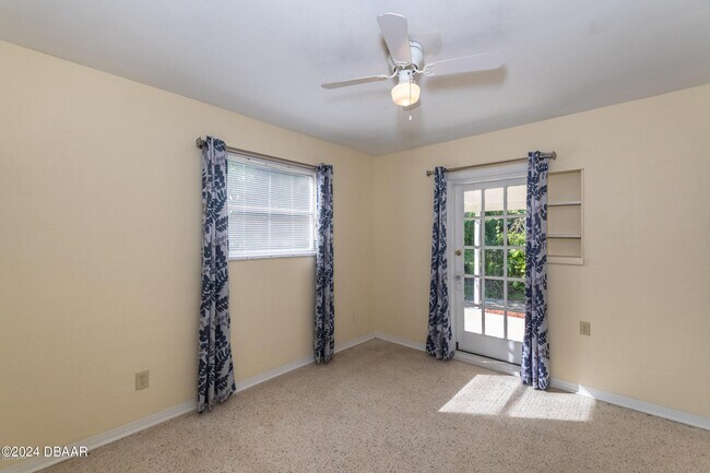 Building Photo - 136 Valencia Dr