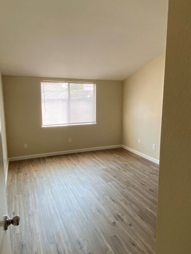 Building Photo - Single story beauty!  2 bedroom, 1.5 bath ...