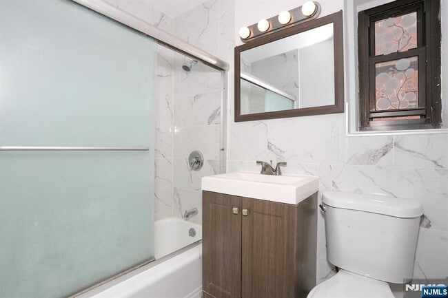 Building Photo - 208 Anderson St