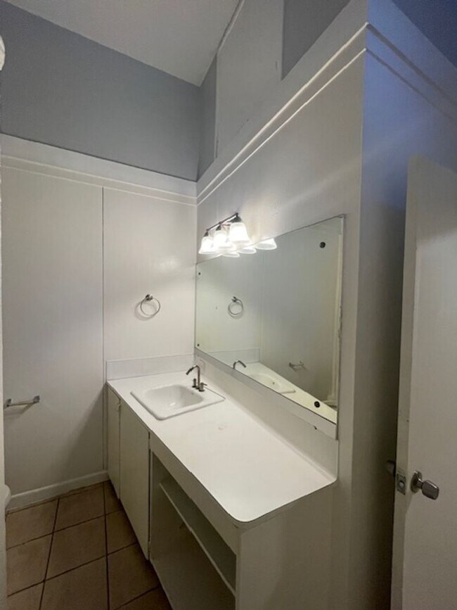 Building Photo - Charming Vintage Duplex