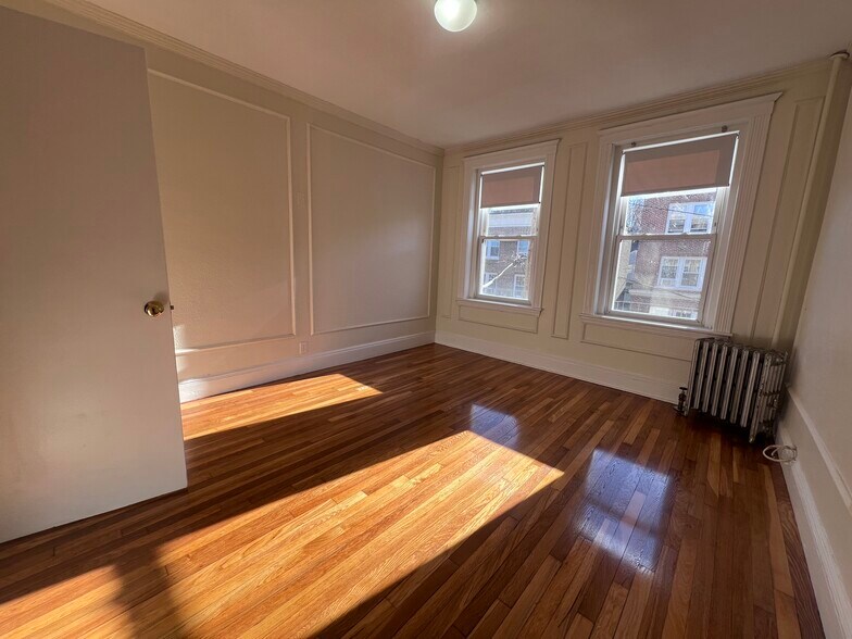 Building Photo - 208 Kelton St