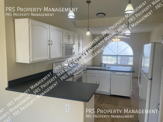 Building Photo - 884 E Cindy St