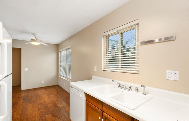 Building Photo - Large One Bedroom in University Heights wi...