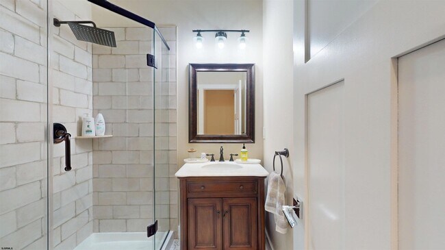 Building Photo - 404 21st St S