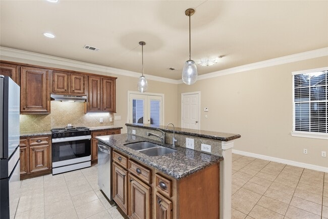 Building Photo - 415 San Julio St