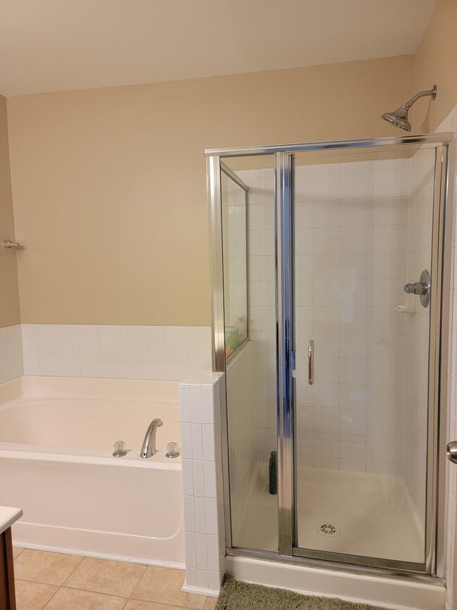 Building Photo - 2220 Valley Edge Dr