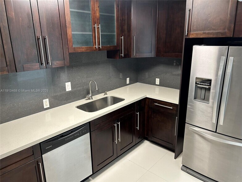 Building Photo - 100 Bayview Dr