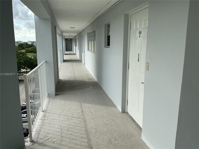 Building Photo - 3010 N Course Dr