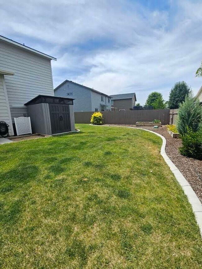 Building Photo - Ready now this beautiful 3 Bedroom Upscale...