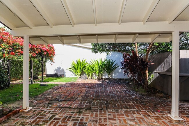 Building Photo - Kahala Avenue Beachside -  1 minute walk to beach  Recently remodeled w/fenced yard. 1 bdrm, 1 ba...