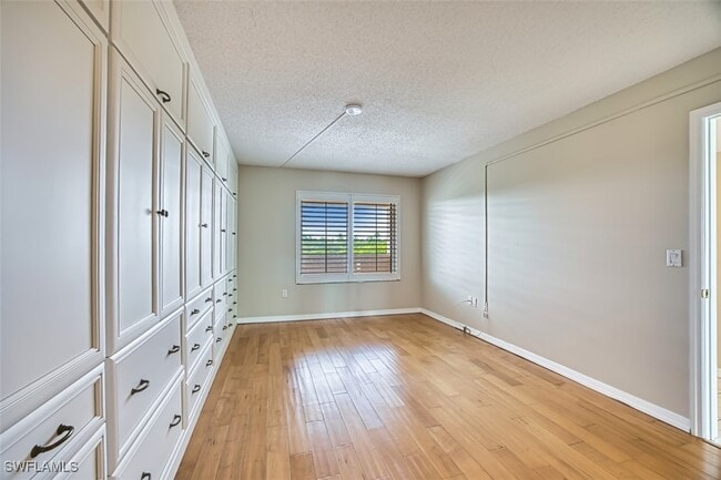 Building Photo - 7430 Lake Breeze Dr