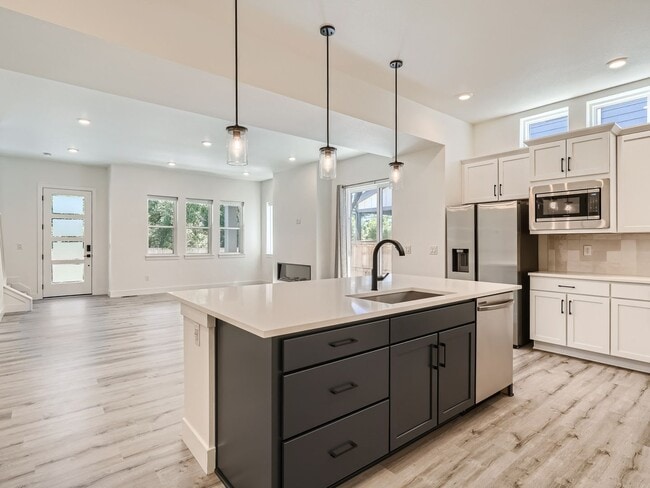 Building Photo - Spacious 4BR Duplex w/High End finishes on Quiet Street!