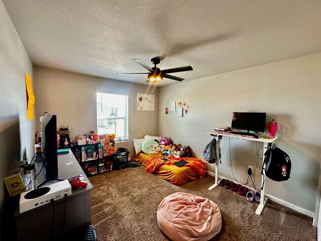 Building Photo - "Experience Spacious Living: 5-Bed, 3-Bath...
