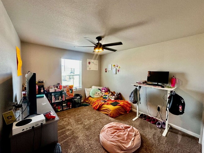 Building Photo - "Experience Spacious Living: 5-Bed, 3-Bath Home in Elizabeth!"