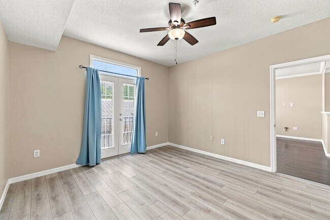 Building Photo - 501 Knights Run Ave