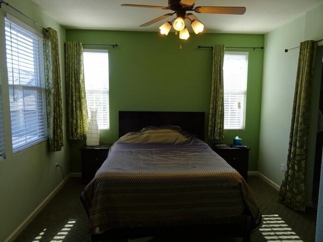 Building Photo - Adorable 2 bedroom 2 bathroom townhouse in...