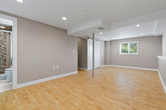 Building Photo - 3 Bed 2 Bath Home with HUGE Yard Available...
