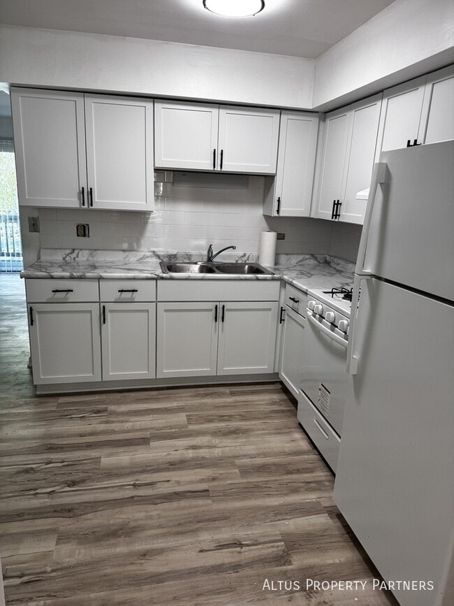 Building Photo - 504 Roberts Dr