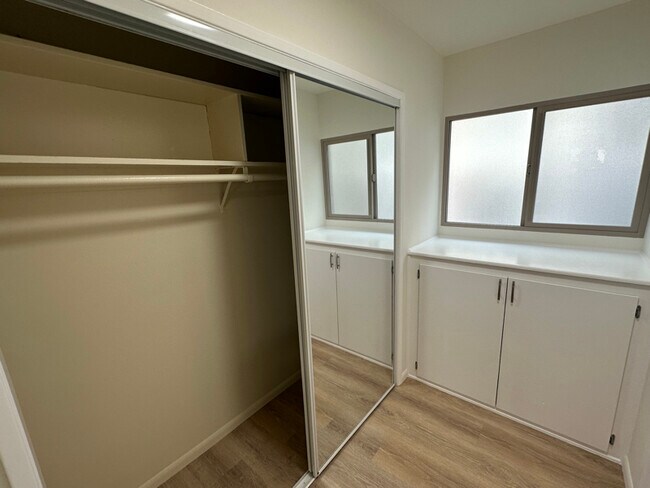 Building Photo - 1262 Granville Ave