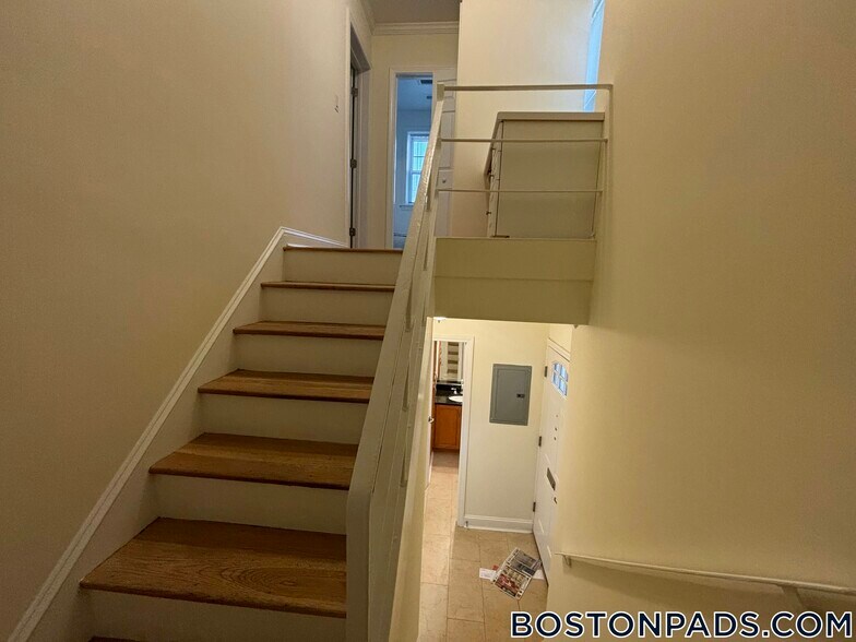 Building Photo - 182 Sherman Rd